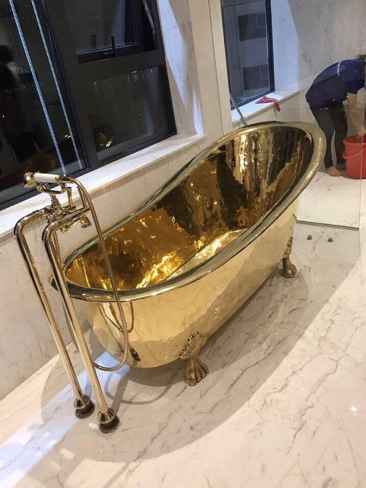 Bồn tắm mạ vàng